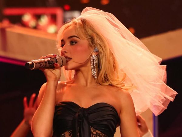 Gaya Sabrina Carpenter Manggung di Coachella 2026, Baju Serba Mini dari Dior