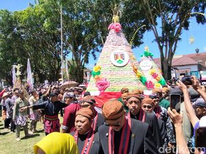 2 Kuintal Gunungan Getuk Ludes Diserbu Warga di Alun-alun Magelang