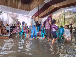 Video: Penampakan Hajatan Meriah di Tengah Banjir Dayeuhkolot Bandung
