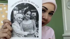 Isi Bridesmaid Kit Syifa Hadju Untuk Para Sahabat, Mesin Kopi-Gelang Emas