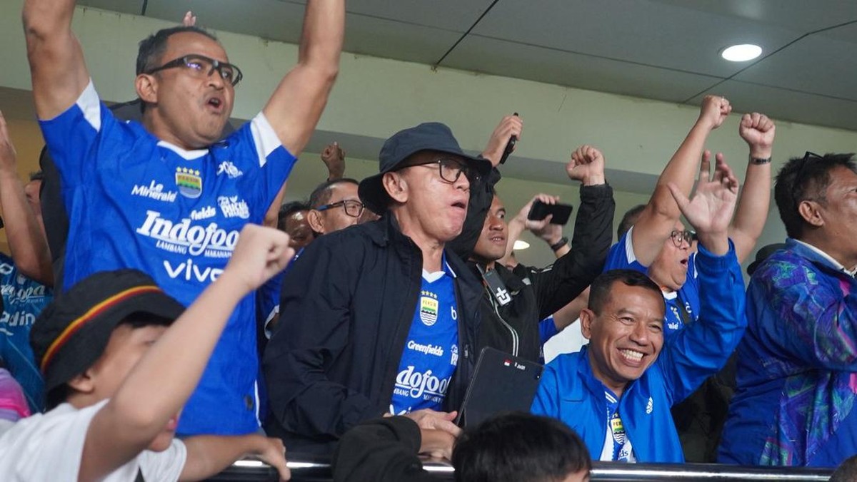 Momen Iwan Bule (topi) melihat Persib Bandung mengalahkan Bali United. (Foto: dok. Hermansyah)