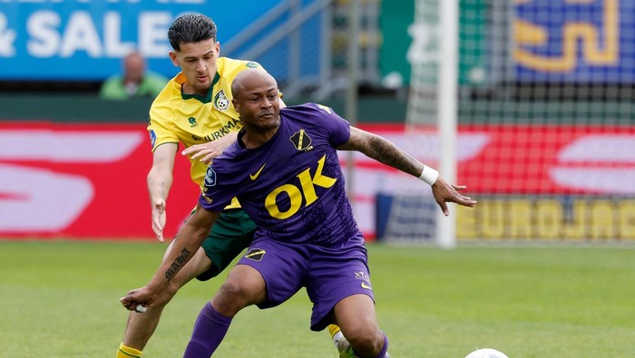 SITTARD, NETHERLANDS - APRIL 12: (L-R) Justin Hubner of Fortuna Sittard, Andre Ayew of NAC Breda  during the Dutch Eredivisie  match between Fortuna Sittard v NAC Breda at the Fortuna Sittard Stadium on April 12, 2026 in Sittard Netherlands (Photo by