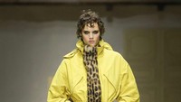 Foto: Prada Fall 2026, Eksplorasi Layering dan Kompleksitas Wanita Modern