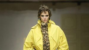 Foto: Prada Fall 2026, Eksplorasi Layering dan Kompleksitas Wanita Modern