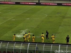 Andre Rosiade Kritik Lapangan Saat Persis Vs Semen Padang: Kayak Sawah