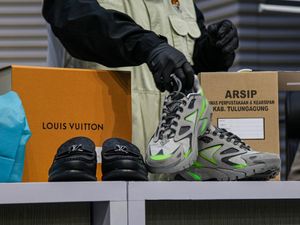 Video Ini Sepatu Mewah Bupati Tulungagung Hasil Peras Anak Buah