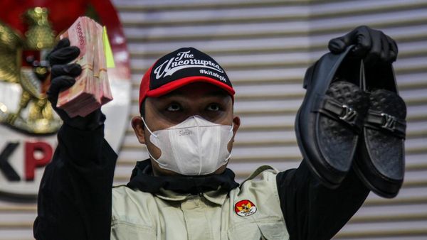 KPK Pamer Uang OTT Tulungagung, Bupati dan Ajudan Langsung Ditahan