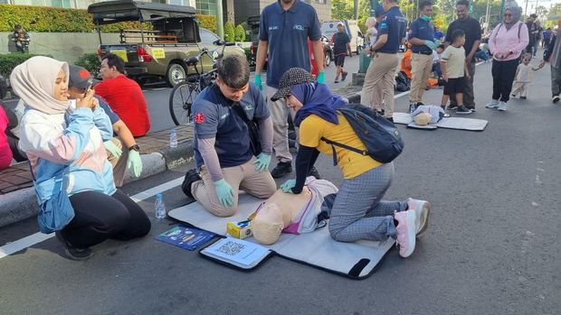 Latihan CPR untuk penduduk di CFD Bundaran HI (Taufiq/detikcom)