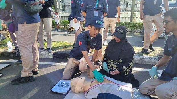 Latihan CPR untuk penduduk di CFD Bundaran HI (Taufiq/detikcom)