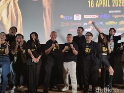 Tangan Oki Rengga Biru Gegara Aksi Nekat di Film Tiba-Tiba Setan