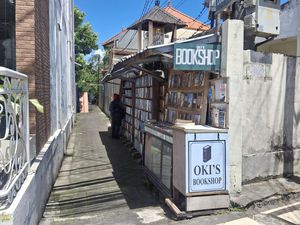 Okis Bookshop: Toko Buku Murah yang Menyelinap di Gang Sempit Seminyak