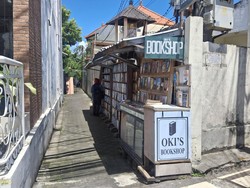 Okis Bookshop: Toko Buku Murah yang Menyelinap di Gang Sempit Seminyak