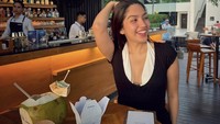 Gaya Olivia Pardede saat Jajan Es Krim di Bali hingga Cicip Minuman di LA