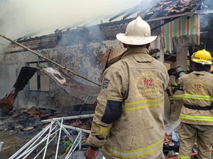 Rumah 2 Lantai di Petemon Surabaya Terbakar Diduga karena Korsleting