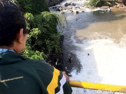 Detik-detik Pemotor Tabrak Pembatas lalu Terjun ke Sungai di Banyumas