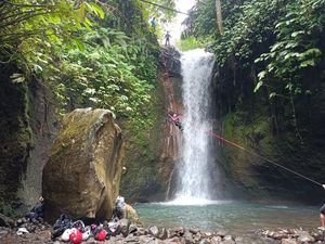 Uji Nyali di Air Terjun Tibu Bunter, Rappelling Seru di Lombok Timur