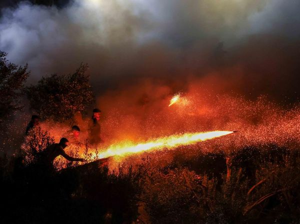 Perang Roket Guncang Perayaan Paskah di Pulau Chios, Yunani