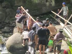 Detik-detik Wanita di Sulbar Ditandu 9 Km ke Puskesmas gegara Jalan Rusak