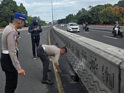 Jatuh Saat Salip Truk, Pemotor Patah Tulang di Flyover Pasupati