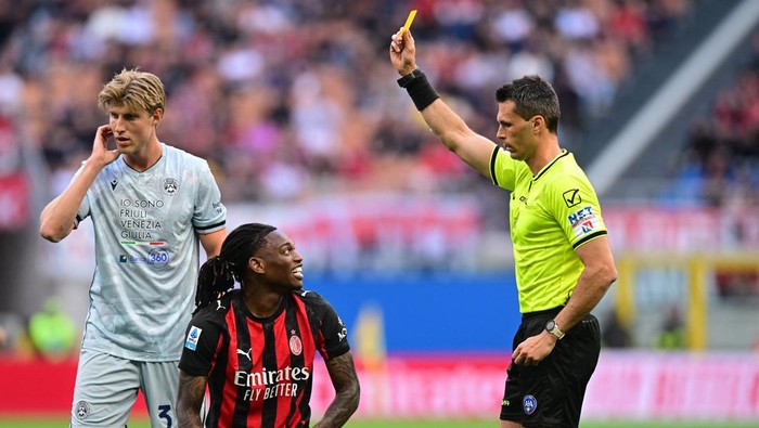 Soccer Football - Serie A - AC Milan v Udinese - San Siro, Milan, Italy - April 11, 2026 AC Milans Rafael Leao is shown a yellow card by referee Matteo Marchetti REUTERS/Daniele Mascolo
