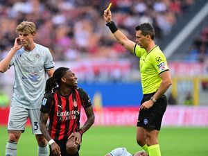 Leao Tepuk Tangan, Wasit Balas dengan Kartu Kuning dan... Tepuk Tangan Juga