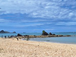 Eksotisnya Pantai Kuta Mandalika: Pasir Putih Berpadu Ombak yang Tenang