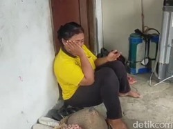 Pilu Devi Rumahnya Ambruk akibat Tanah Ambles di Kedungdowo Nganjuk