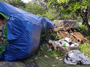 Truk Tak Kuat Nanjak-Gandengan Terguling di Nganjuk, Kernet Luka Berat