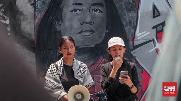 Sejumlah peserta tur jalan kaki yang diselenggarakan LBH Jakarta menyusuri titik-titik pengintaian aktivis Andrie Yunus di kawasan Cikini, Jakarta Pusat, Minggu (12/4/2026). (CNN Indonesia/Febria Adha Larasati)