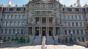 Potret Gedung yang Mau Dicat Trump Pakai Cat Ajaib