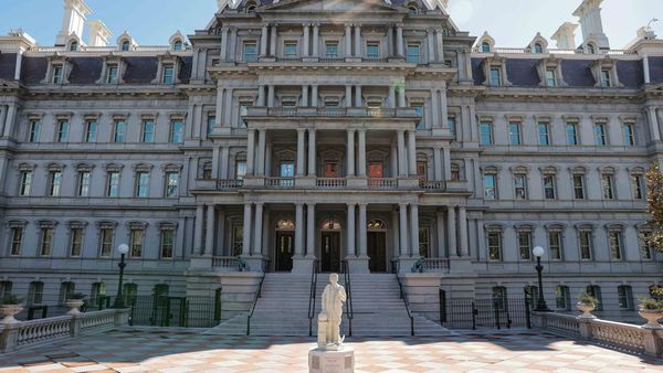 Potret Gedung yang Mau Dicat Trump Pakai Cat Ajaib