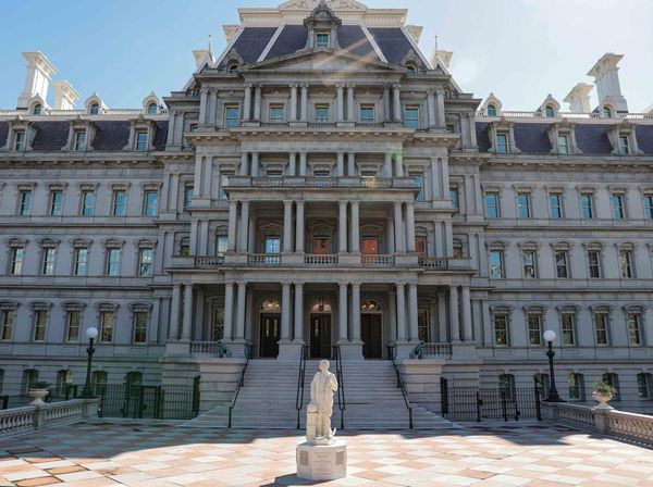 Potret Gedung yang Mau Dicat Trump Pakai Cat Ajaib