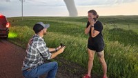Romantis tapi Bikin Deg-degan, Lamaran Pernikahan di Depan Tornado Ini Viral