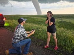 Romantis tapi Bikin Deg-degan, Lamaran Pernikahan di Depan Tornado Ini Viral
