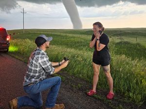 Romantis tapi Bikin Deg-degan, Lamaran Pernikahan di Depan Tornado Ini Viral