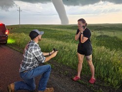 Romantis tapi Bikin Deg-degan, Lamaran Pernikahan di Depan Tornado Ini Viral