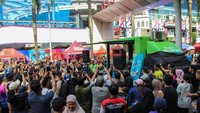 Seru! Warga CFD Senayan Antusias Ikut Yoga hingga Lari Bareng Fitbar