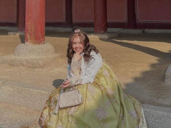 Foto Penyanyi Ziva Magnolya Memakai Hanbok di Korea Selatan