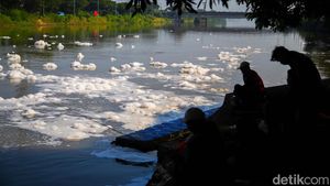 BKT Marunda Kembali Berbusa, Warga Tetap Memancing di Tengah Limbah