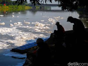 BKT Marunda Kembali Berbusa, Warga Tetap Memancing di Tengah Limbah