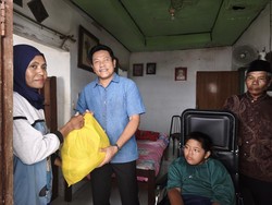 Bupati Sidoarjo Beri BPJS dan Kursi Roda untuk Warga Taman