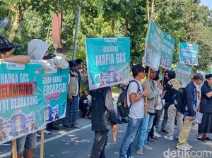 Puluhan Warga Lombok Timur Geruduk Kantor Bupati Buntut Gas 3 Kg Langka