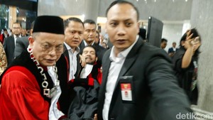Detik-detik Anwar Usman Pingsan Usai Kirab Wisuda Purnabakti MK