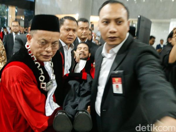 Detik-detik Anwar Usman Pingsan Usai Kirab Wisuda Purnabakti MK