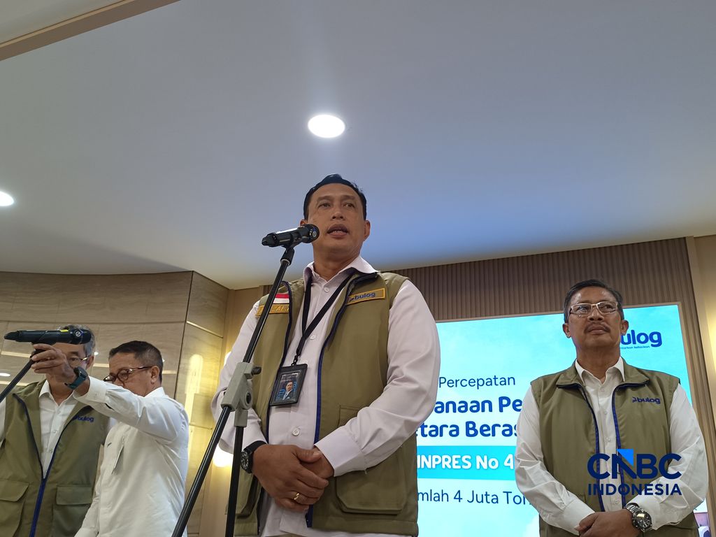 Direktur Utama Perum Bulog, Ahmad Rizal Ramdhani saat konvensi pers di kantornya, Jakarta, Senin (13/4/2026). (CNBC Indonesia/Martyasari Rizky)