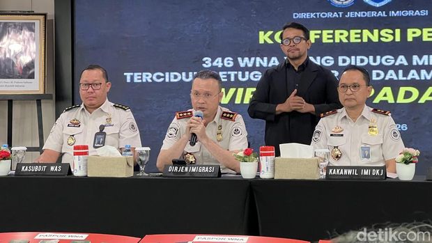 Dirjen Imigrasi Hendarsam Marantoko menyampaikan hasil Operasi Wirawaspada pada 7-11 April 2026. Sebanyak 346 WNA nan melanggar patokan keimigrasian diamankan. (Adhfar/detikcom)