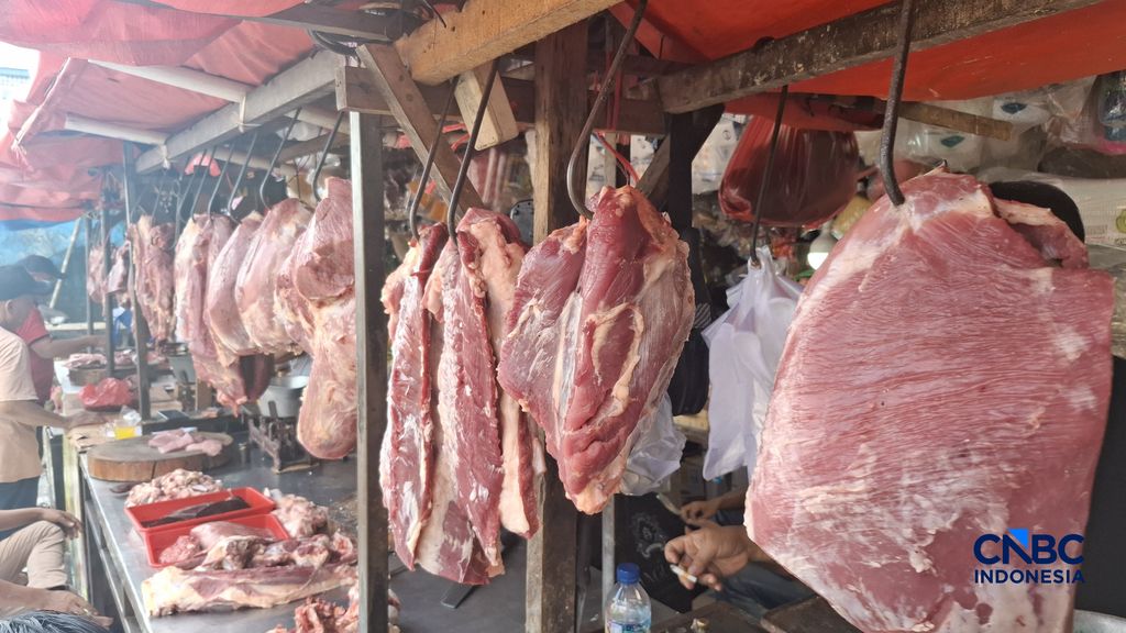 Harga beberapa sembako di Pasar Minggu, Jakarta Selatan terpantau condong normal pada Senin (13/4/2026). (CNBC Indonesia/Chandra Dwi Pranata )