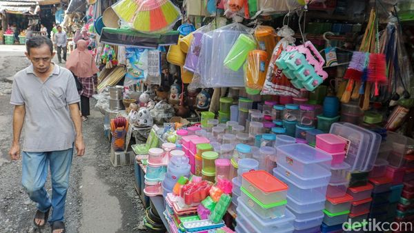 Harga Plastik Melonjak, Laba UMKM di Jatinegara Anjlok hingga 25%