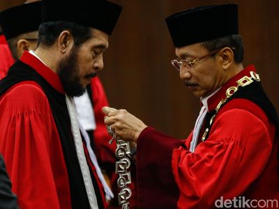 Haru! Anwar Usman Akhiri Pengabdian 15 Tahun di MK dengan Air Mata