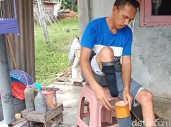 Perjuangan Hendra: Kehilangan Kaki, Bangkit dari Warung Kecil di Indramayu